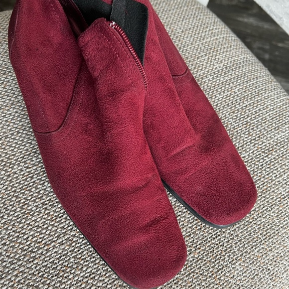 Cranberry Liz Claiborne Zippered Ankle Boots in GREAT Condition, Rarely Worn - Picture 9 of 12